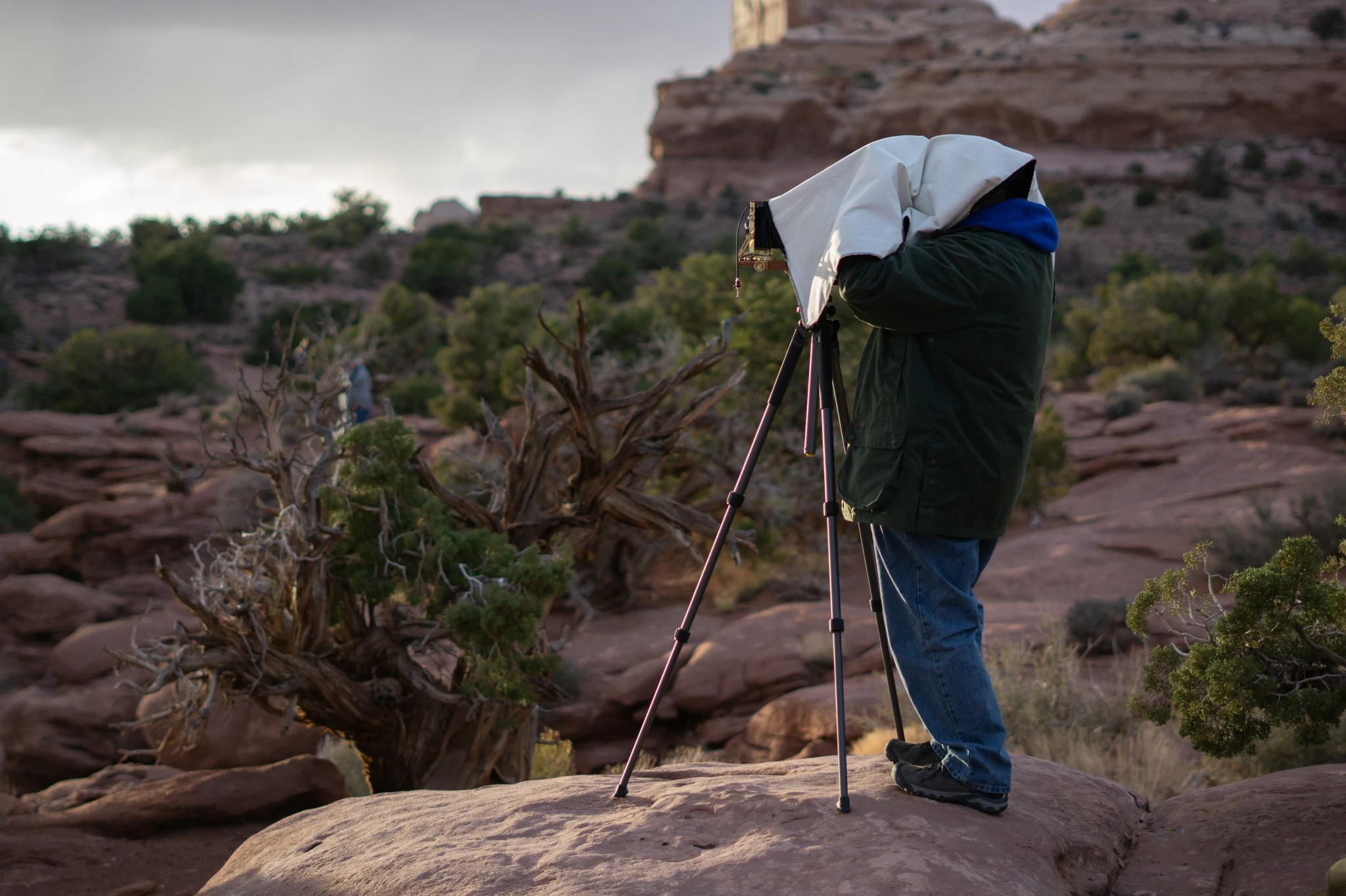 A Go Learn traveler setting up their camera at the Green River Overlook